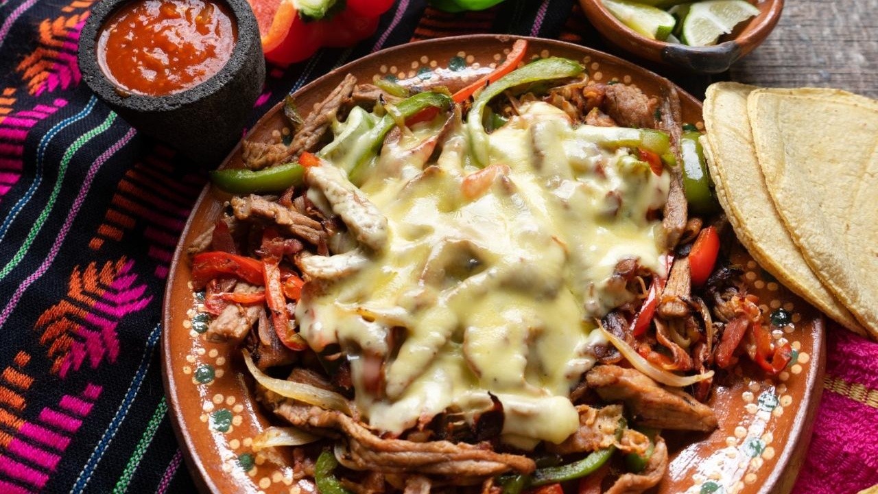 receta_de_alambre_de_res_con_queso_y_pimientosx_comida_mexicana_crop1616977964305.jpeg_1217713605